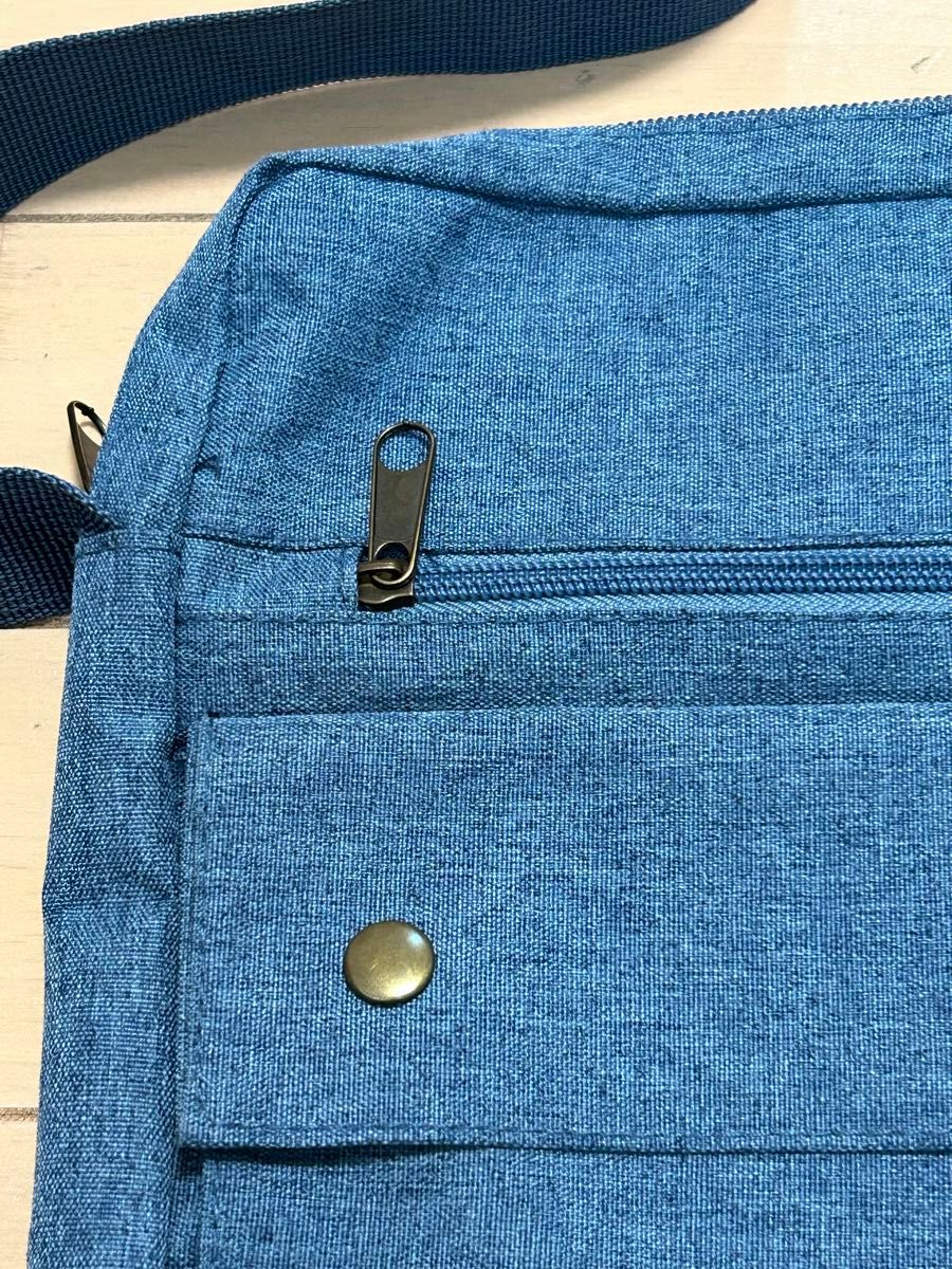 ショルダーバッグ サコッシュ　ポケット２つ付き　ベルト調節可能　ユニセックス