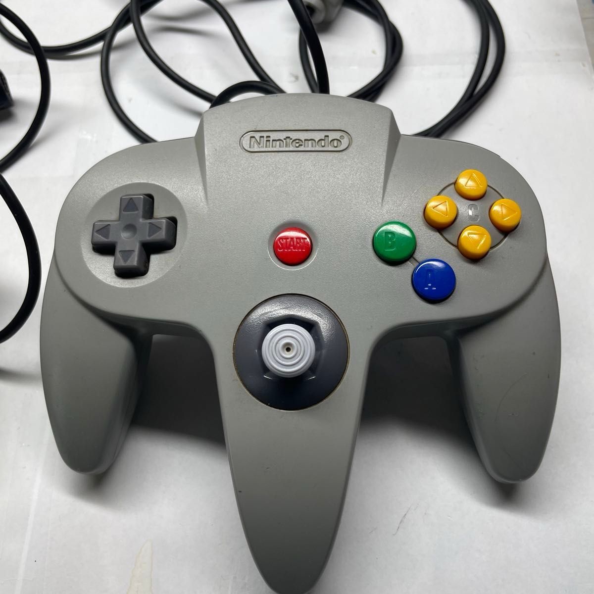 (本日限定価格！)NINTENDO64 コントローラ　2点セット　ジャンク品　まとめ売り　任天堂 グレー　ゲーム 周辺機器