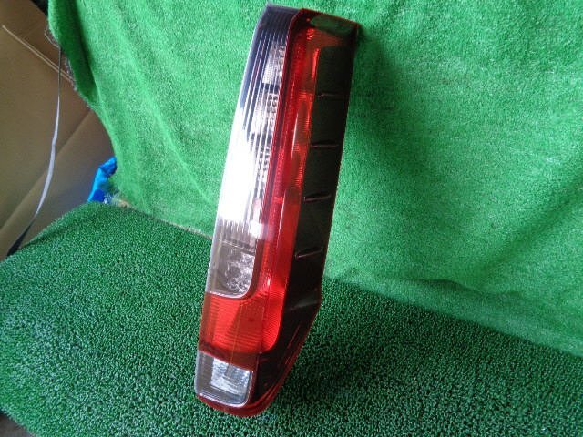 6kurudepa H26年 ノア DAA-ZWR80G 右 テール ランプ ライト 81551-28550 ＬＥＤ KOITO 28-231 [ZNo:06000216] 8637_画像2