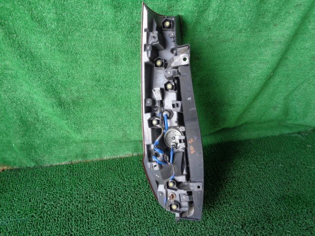 6kurudepa H26年 ノア DAA-ZWR80G 右 テール ランプ ライト 81551-28550 ＬＥＤ KOITO 28-231 [ZNo:06000216] 8637_画像4