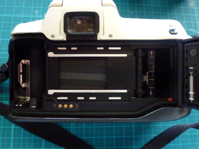 激安 美品 ニコンF50オートフォーカス レンズ２本付き(28-80mm MACRO、100-300mm)の画像6