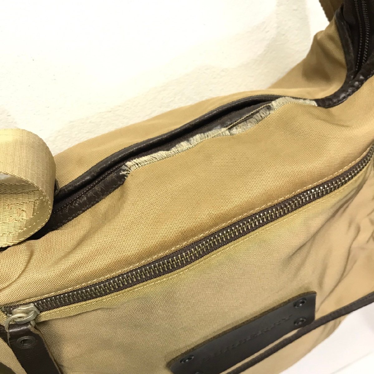 (^w^)b BURBERRY バーバリー ショルダー メッセンジャー バッグ 鞄 かばん 肩掛け 縦長 A4対応 通勤 通学 レトロ エレガント 茶系 B0450wEの画像4