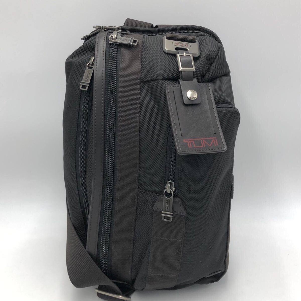 1円~[超極美品] TUMI トゥミ ALPHA BRAVO Aurora メンズ ビジネス ショルダーバッグ ボディバッグ 斜め掛け レザー バリスティック 黒/茶の画像2