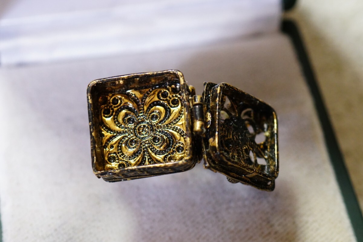 1882 海外製 ピルケース リング 指輪 ヴィンテージ アクセサリー アンティーク ゴールドカラー 装飾品_画像4