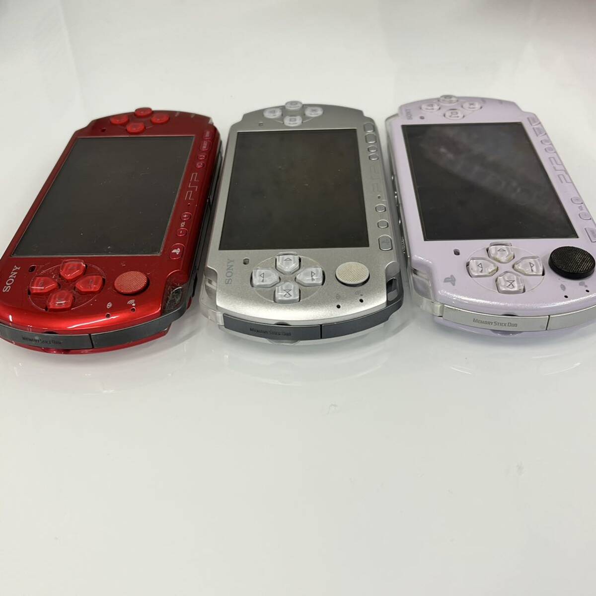 ☆【SONY/ソニー】PSP-3000 PSP-2000 本体のみ 計3点 PlayStation Portable 動作未確認 バッテリー無 現状品 レッド シルバー パープル_画像2