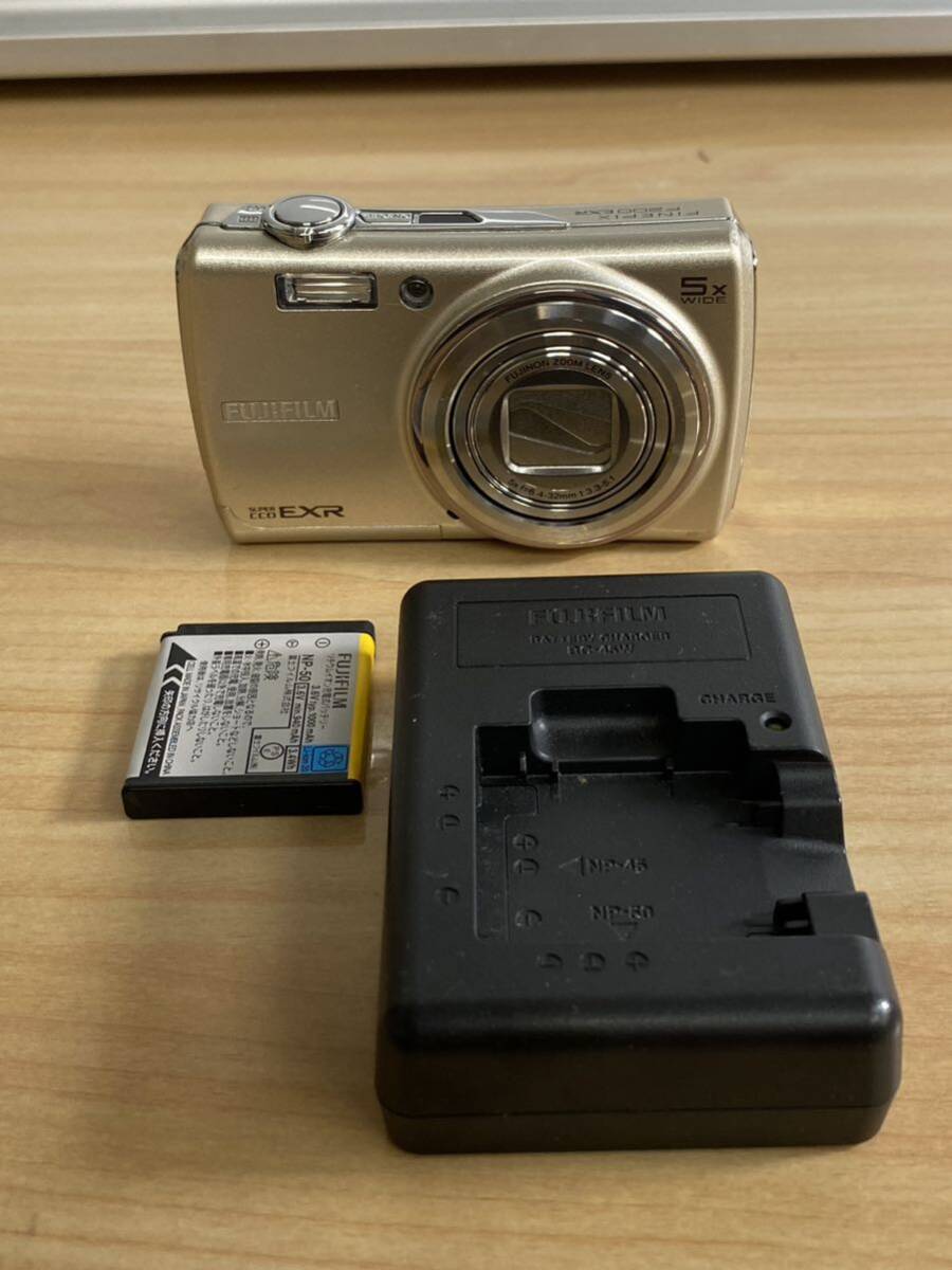 ● デジタルカメラ FUJIFILM フジフィルム FinePix F200EXR 充電器 バッテリー付き 動作確認済みの画像1