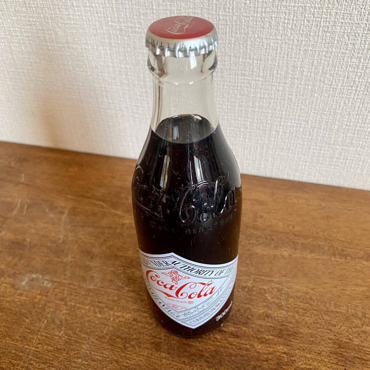 昭和レトロ　コカコーラ　ガラス瓶　中身入り含む　2点セット　/ Coca Cola 空き瓶　ホームサイズ　500ml 300ml 当時物_画像7