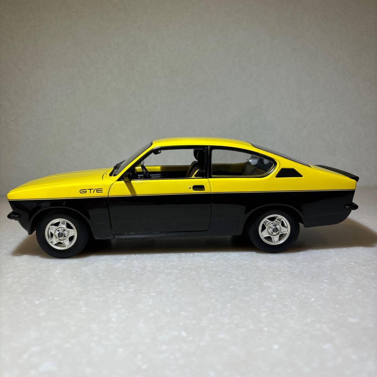 1/18 「オペルカデット C GT/E」1976年モデル イエロー・ブラック ミニチャンプスの画像5