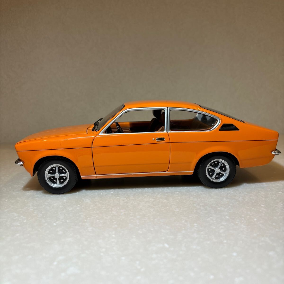 1/18 「オペルカデットC クーペ」1976年モデル オレンジ ミニチャンプスの画像3