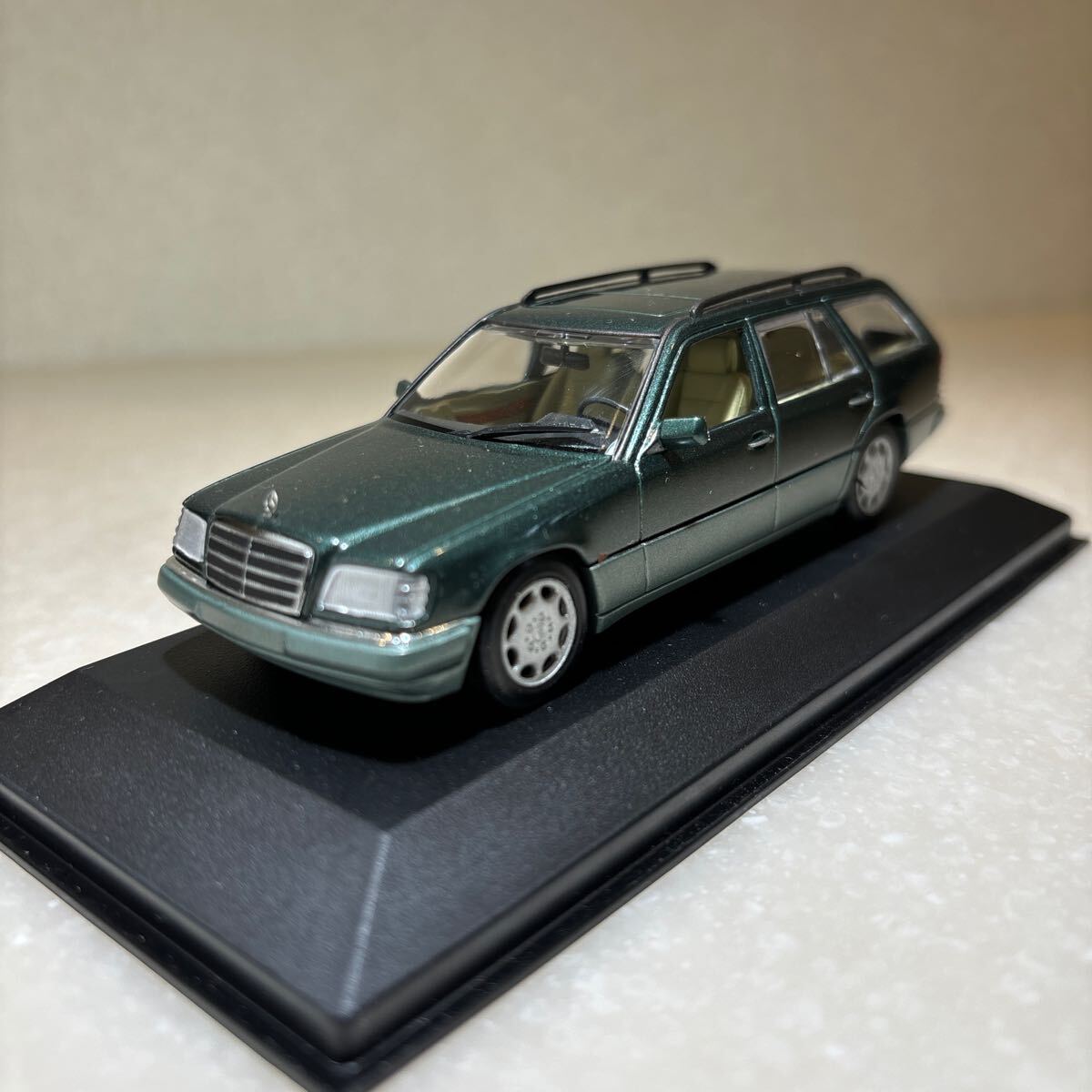 1/43 「メルセデスベンツ W124 後期 Eクラスステーションワゴン」 マラカイトグリーンメタリック ミニチャンプス製の画像1