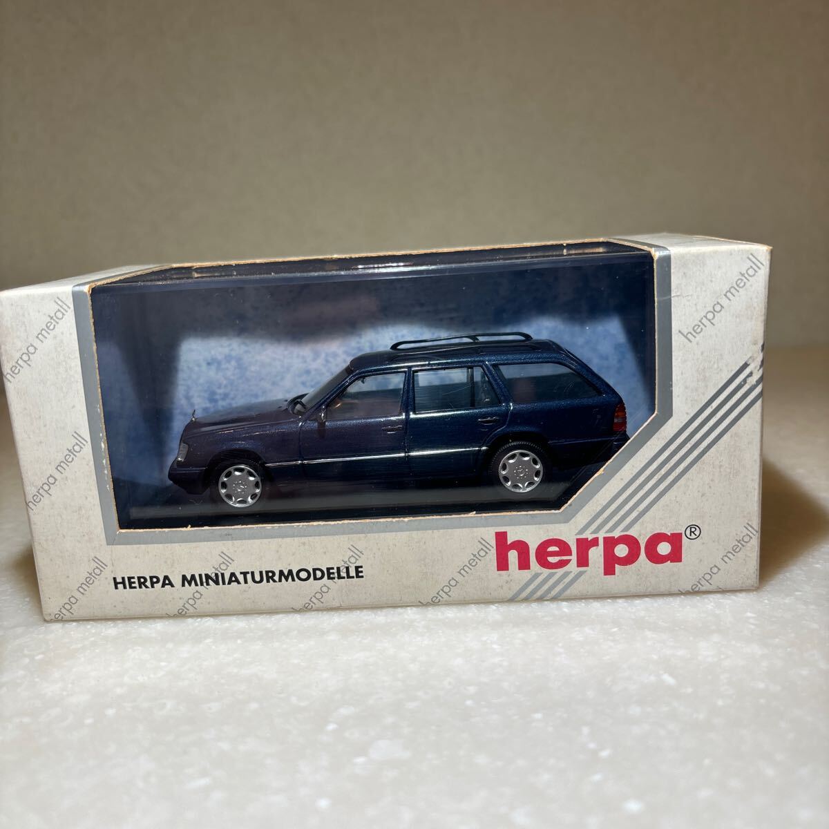 1/43「メルセデスベンツ E320 ステーションワゴン W124後期」 ノーチカルブルー　ヘルパ製 _画像9