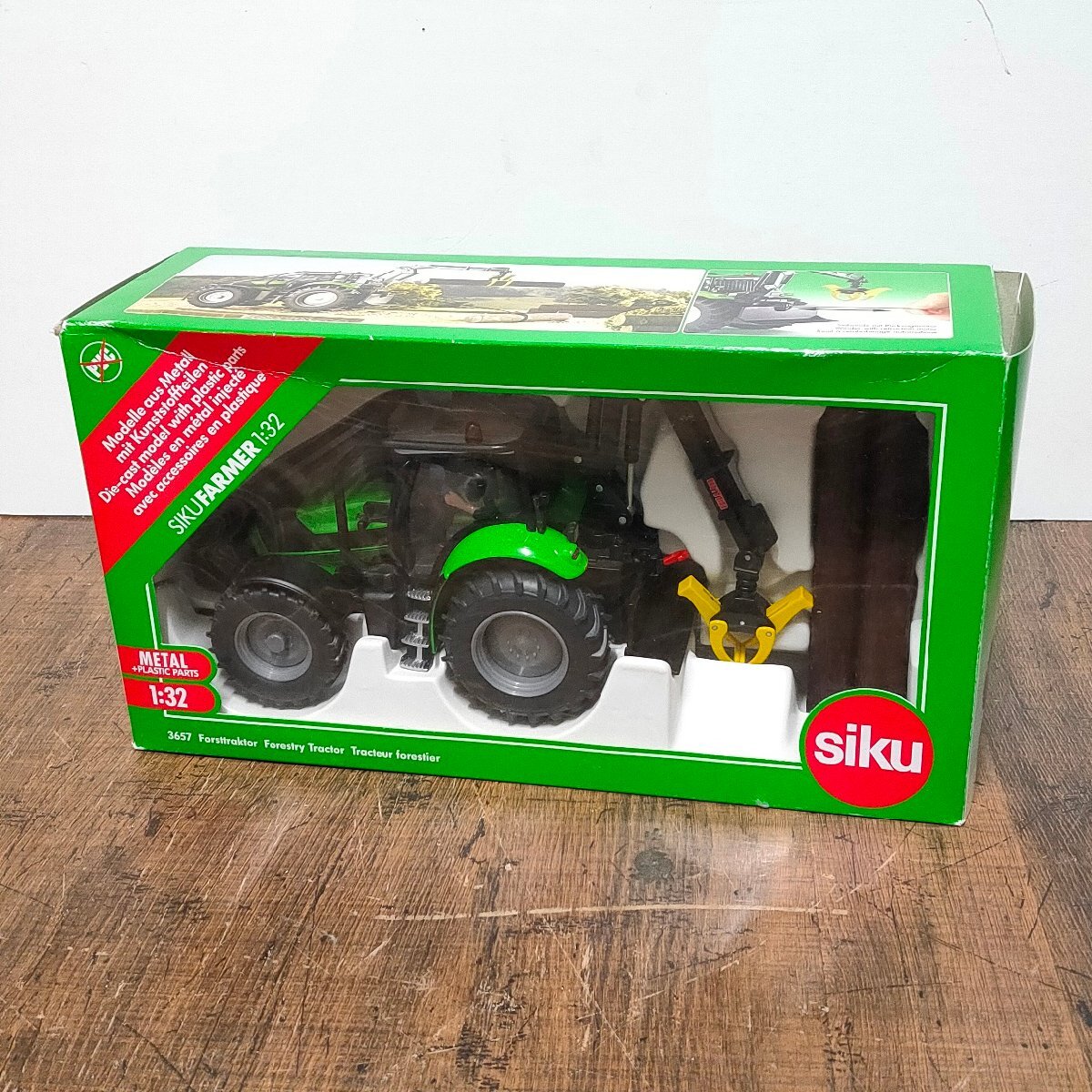SIKU ジク 3657 Forestry Tractor 木材運搬アーム付き トラクター 1/32 ミニカー 040107/SR26Sの画像1