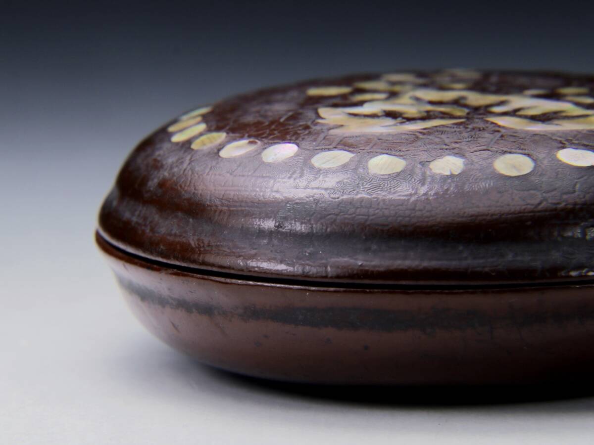  era lacquer ware Tang thing mother-of-pearl . writing sama blue . one character incense case China fine art China old .