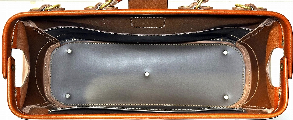 ヘルツ 中古革鞄 HERZ レザー ダレスバッグ ショルダーストラップ・カギ1個付属、外装痛みアリ品_画像7