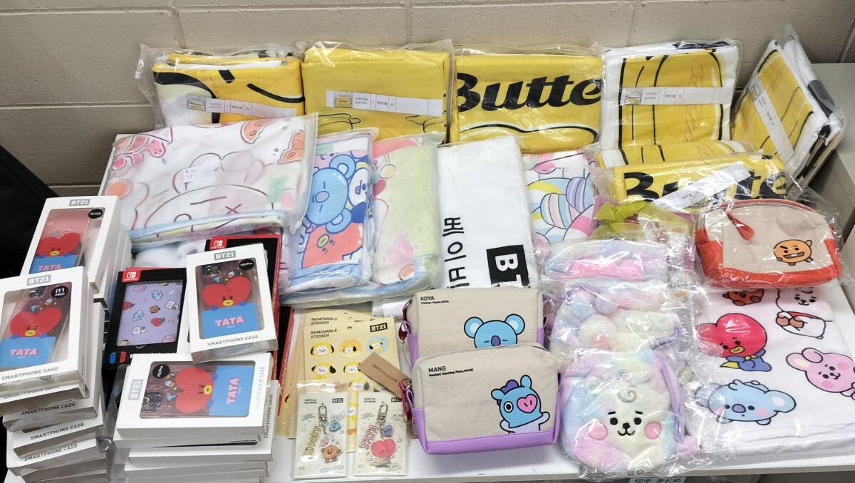 【A-146】BTS/BT21 グッズまとめ売りセット ベッドシーツ ポーチ ステッカー アクキー iPhoneケース ファー巾着 大量の画像2