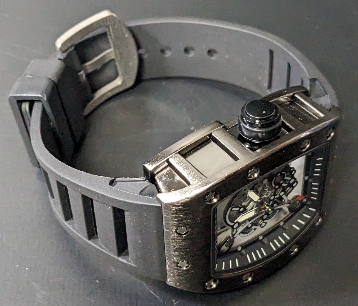 新品 腕時計 リシャールミルtype クオーツ オマージュウォッチ ラバー トノー ブラック スケルトン_画像6