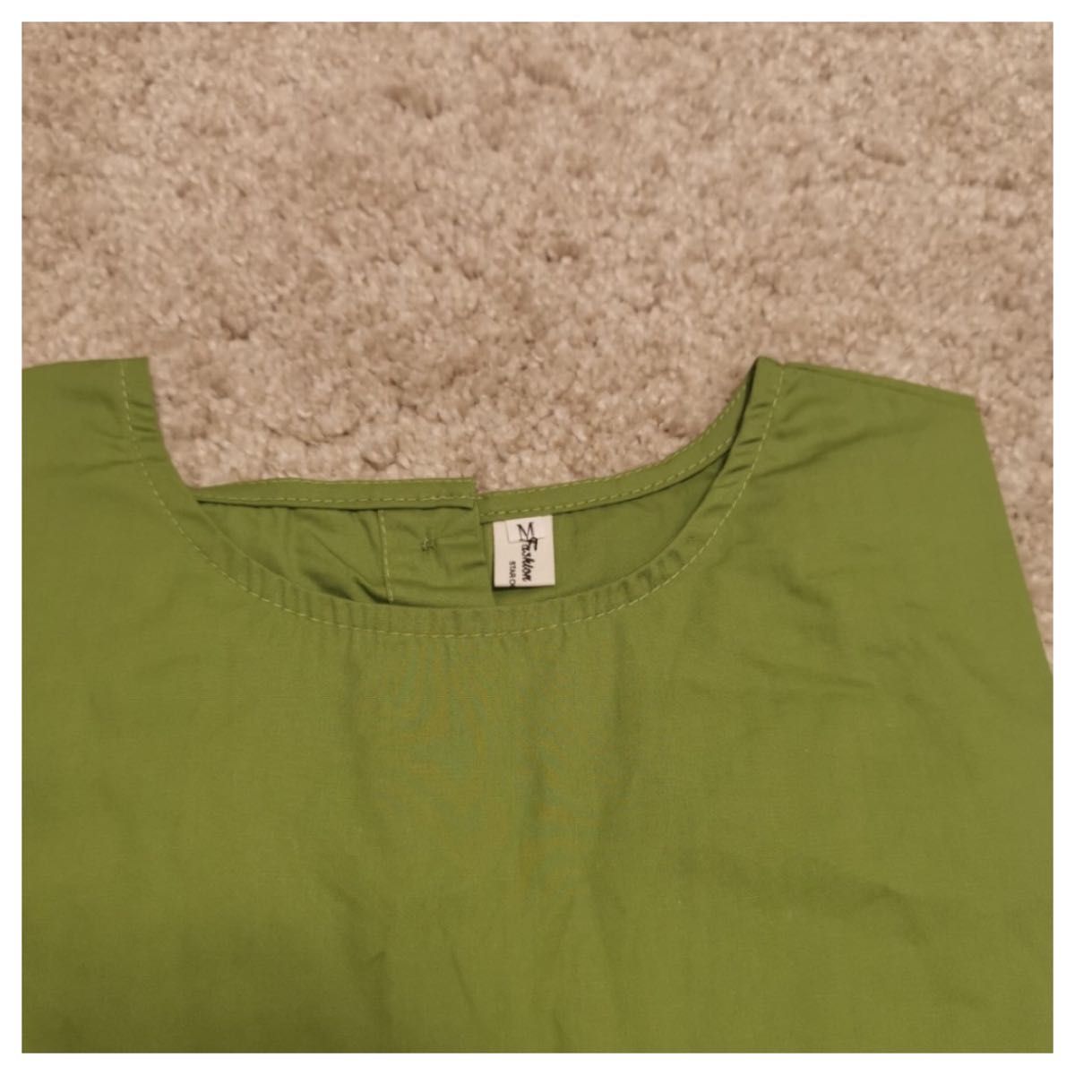 セール　袖ボリューム　ブラウス　トップス　Lサイズ　チュニック　緑　グリーン　おしゃれ　バックボタン　ボリューム袖　ゆったり