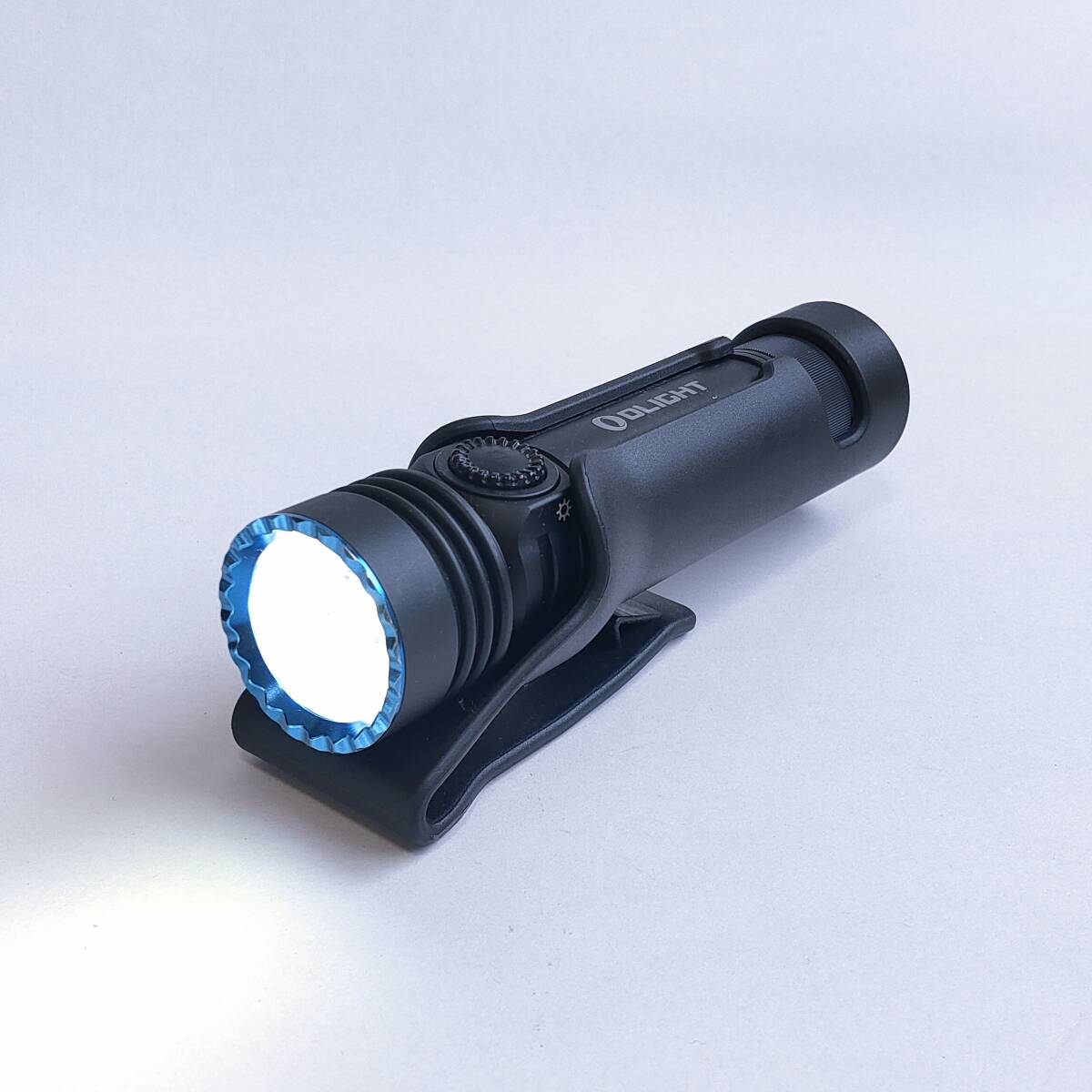 「一円スタート」OLIGHT(オーライト) 懐中電灯 5700~7000K Seeker 4 Pro (COOL WHITE)「1円」AKI01_2454の画像2