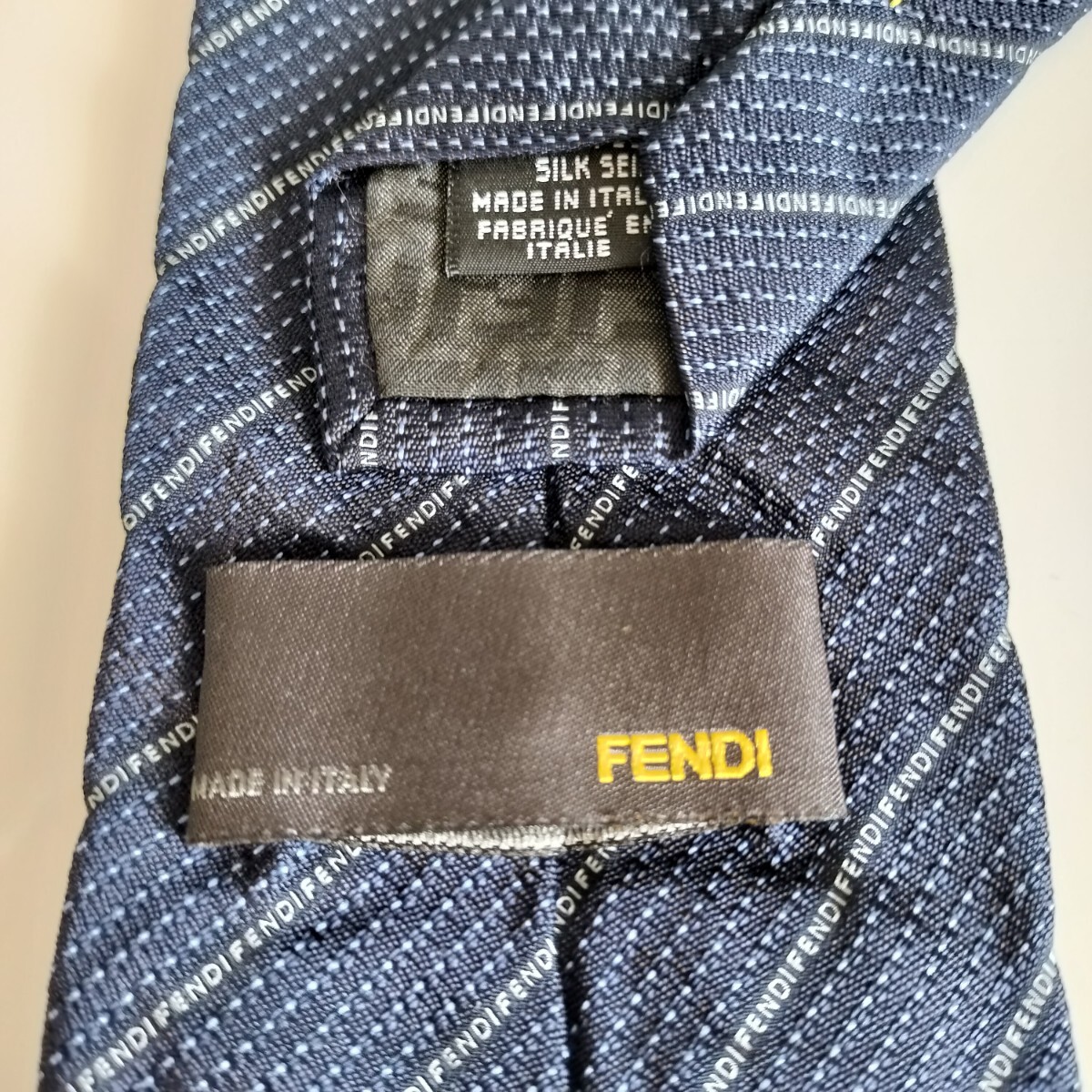 FENDI(フェンディ)紺ブランド名ストライプネクタイ_画像1