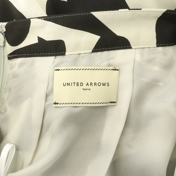 ユナイテッドアローズ UNITED ARROWS サテン プリント ティアードスカート ロング フレア ギャザー ドレープ 総柄 38 黒 ブラック グレーの画像3