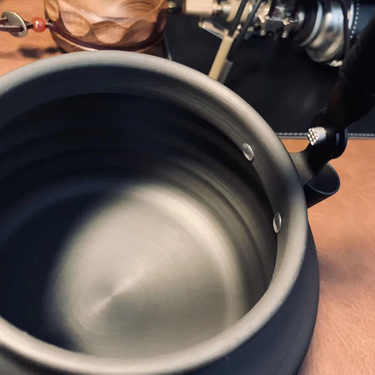 アルミ製 ブラックヤカン ティーケトル カップ 沸騰水コーヒーティーポット 屋外キャンプ ハイキング アウトドア 1.3L の画像7