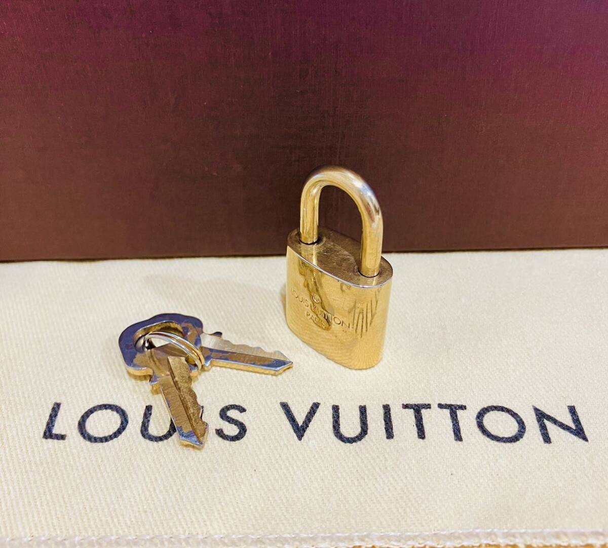 LOUIS VUITTON 超美品 パドロック ゴールド 鍵×2 付属 カデナ ルイ・ヴィトンの画像3