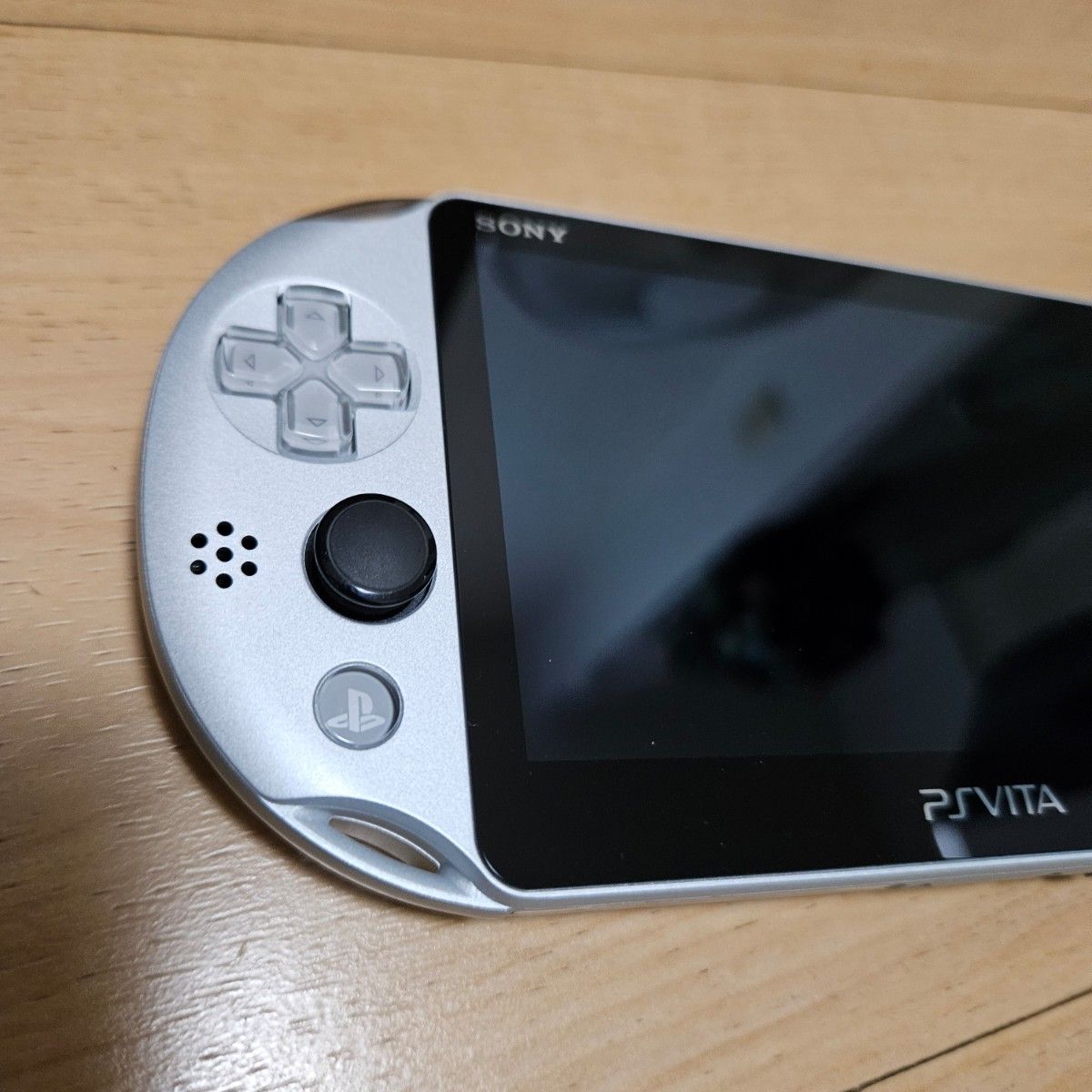 PlayStation Vita Wi-Fiモデル シルバー (PCH-2000ZA25) +32GBメモリーカード+ソフト10点