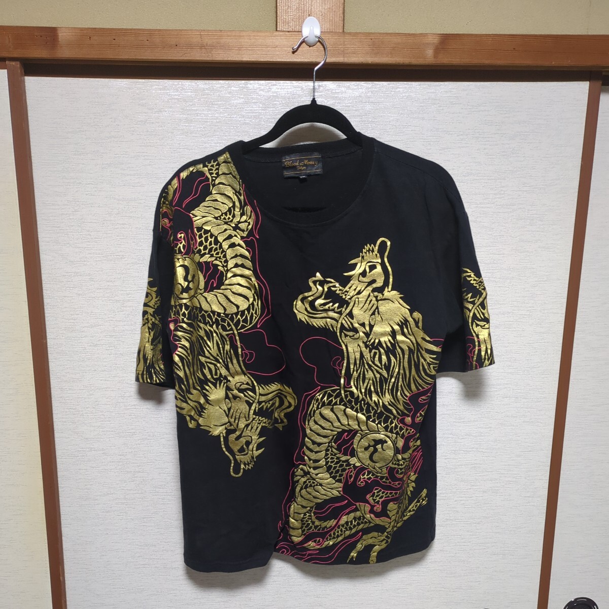 オラオラ系　金の昇龍　黒色　半袖　プリント立体Tシャツ　アピール抜群です。　サイズ　２XL_画像1