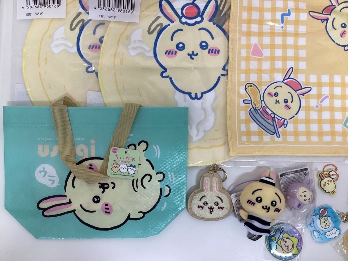 【同梱不可/現状】ちいかわ うさぎ グッズ まとめ売り キャラ分け ぬいぐるみ クッション 缶バッジ ラバーストラップ 他_画像5