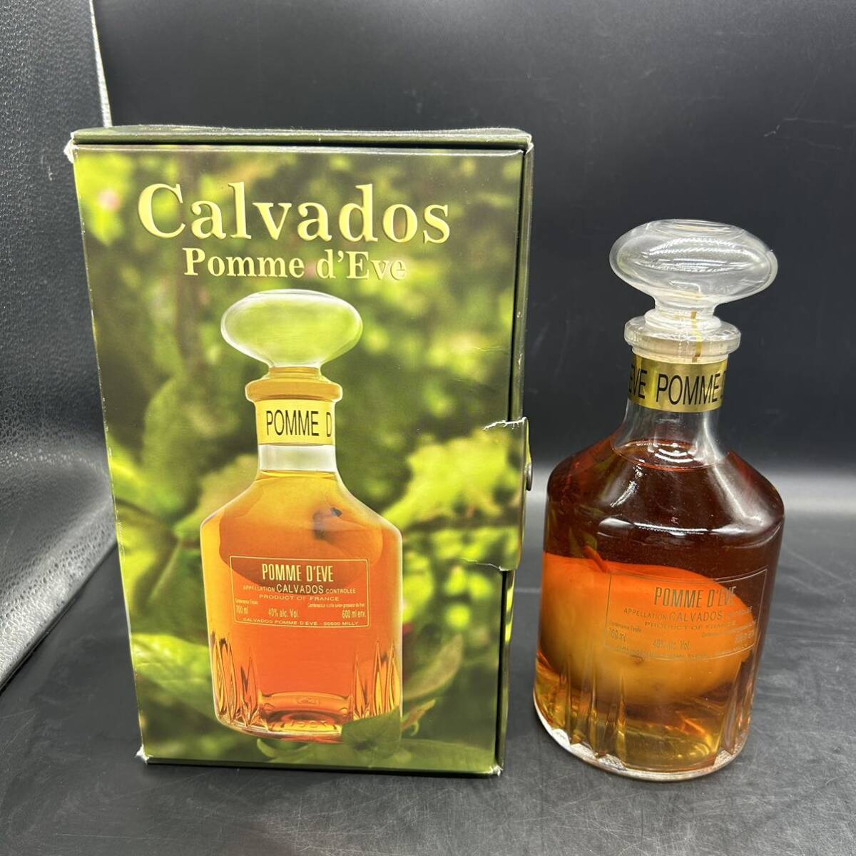 Calvados Pomme de Eve Brandy カルヴァドス ポム・ド・イブ ブランデー 600 ml フランス産 ギフト りんご入り 571_画像1