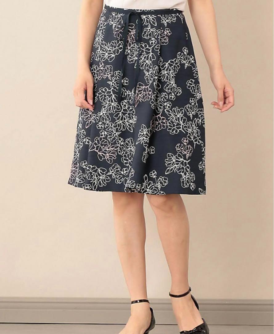美品】トゥービーシック TO BE CHIC フラワー プリント ひざ丈 美品】トゥービーシック TO BE CHIC フラワー プリント ひざ丈
