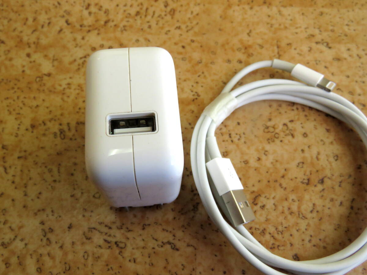 Apple 純正USB電源アダプター A1357 10W と ライトニングケーブル ★ 中古 ★ ACアダプタ USBアダプタ iPad_画像2