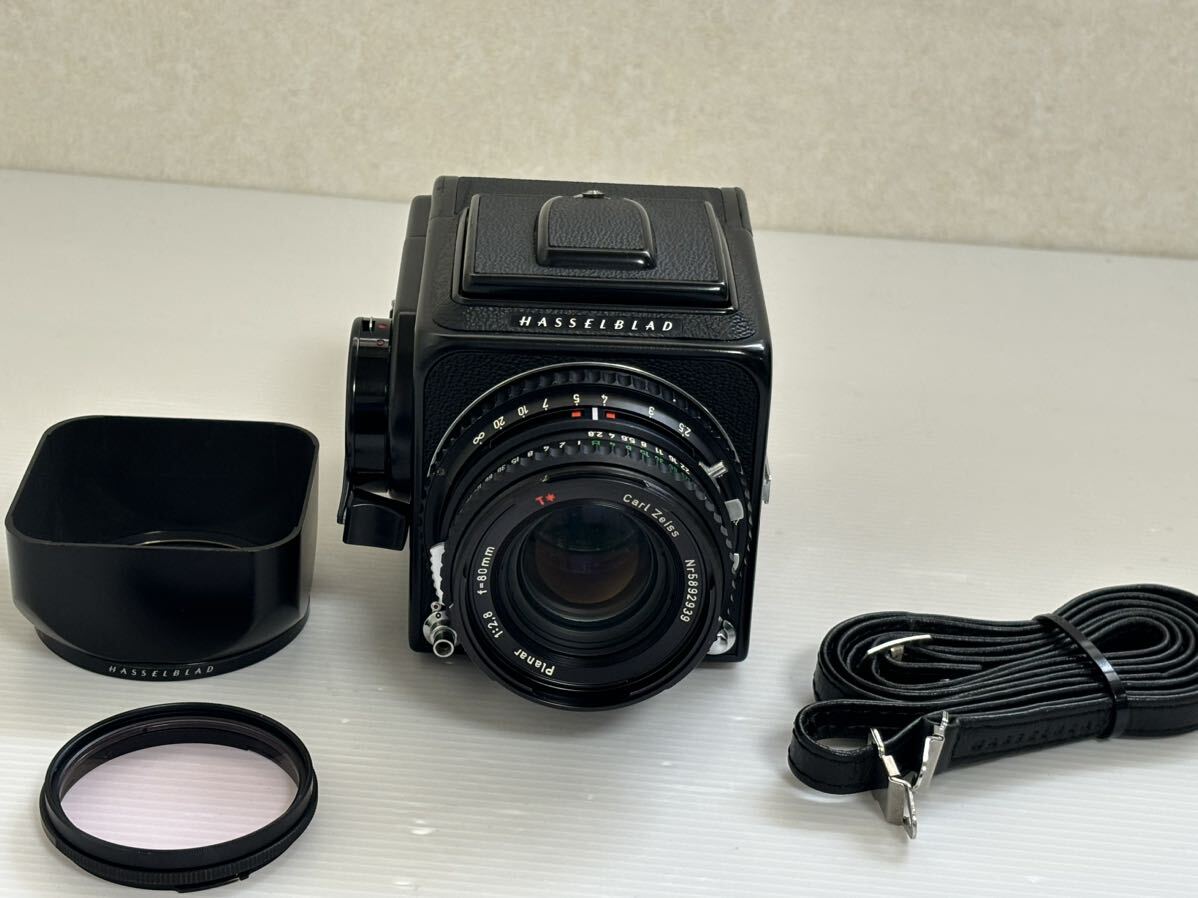 HASSELBLAD ハッセルブラッド 500C/M ブラック レンズ Carl Zeiss Planar 80mm 1:2.8 中判フィルムカメラ 純正ストラップ&フードの画像1