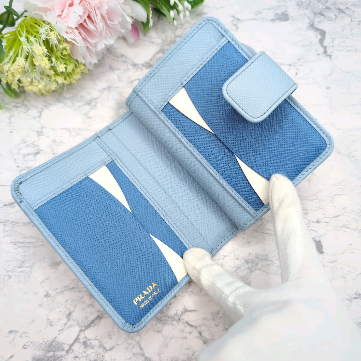 美品 PRADA プラダ サフィアーノ 折り財布 水色 トライカラー 美品 PRADA プラダ サフィアーノ 折り財布 水色 トライカラー
