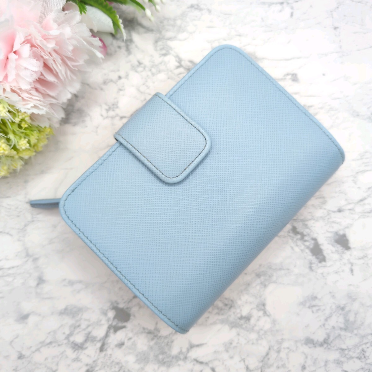 美品 PRADA プラダ サフィアーノ 折り財布 水色 トライカラー 美品 PRADA プラダ サフィアーノ 折り財布 水色 トライカラー