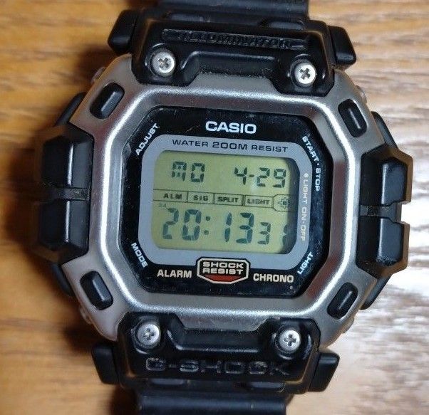 CASIO Gショック DW 8300 ガンダム中古状態良いです