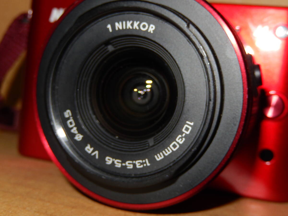 最終値下げNIKON 1 J1レッド ボディー レンズ1 NIKKOR VR10-30mm f/3.5-5.6 基本動作ok 訳アリの画像2