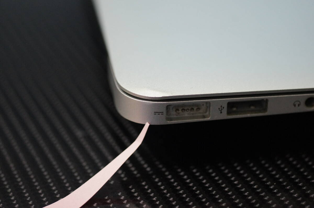 【中古・難あり】MacBook Air ［MC969J/A］ 11-inch Mid 2011モデル　SSD換装 500GB_歪み傷有り