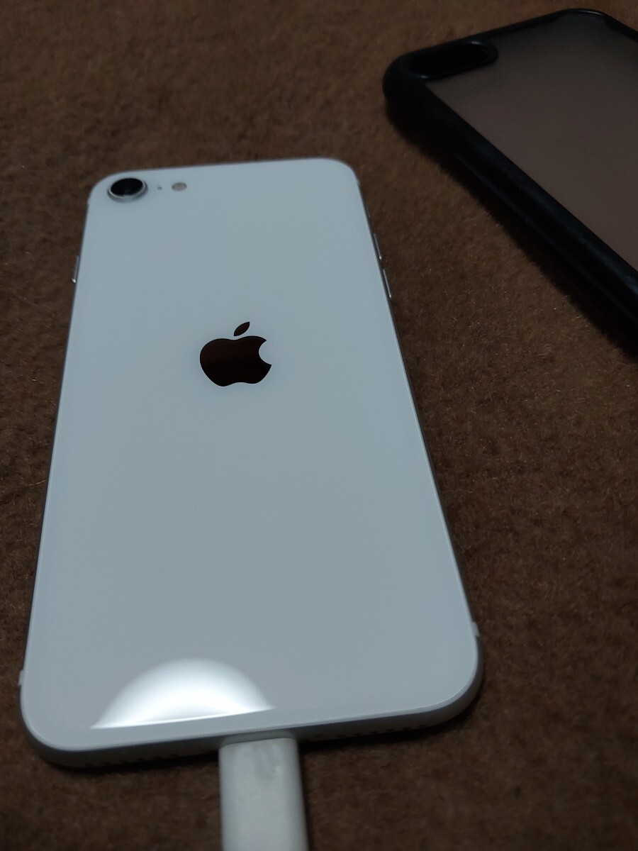 iPhone SE 第二世代64GB SIMロック解除 済み ホワイト 本体支払い残債無し 中古ガラス端キズあり。の画像2