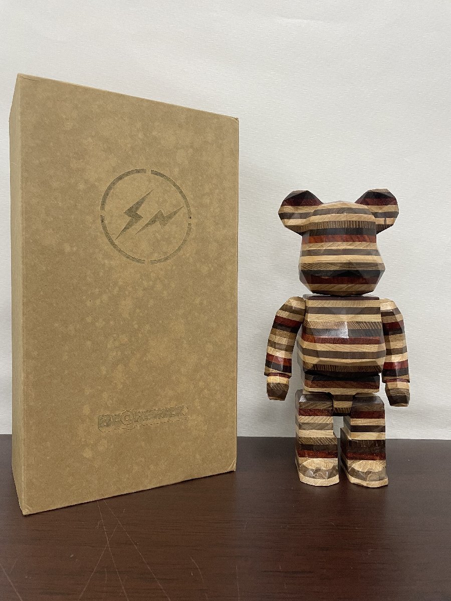 BE@RBRICK WORLD WIDE TOUR KAWS x カリモク x 400% by MEDICOM TOY ベアブリック 置物 ■ 中古 ■ 美品 ■ 箱付き_画像1