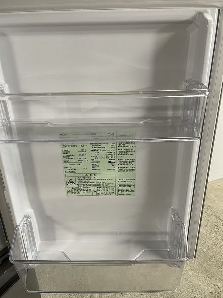 【美品】AQUA 2ドア冷蔵庫 AQR-13J 2020年製 通電確認済み 大容量フリーザー 低温フリーケース 耐熱100℃テーブル 強化ガラス棚_画像4
