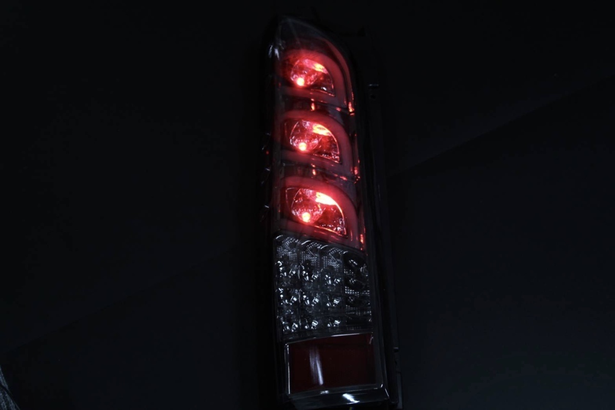 ☆★ ハイエース 200系 テールランプ スモーク 流れる 流星ウインカー シーケンシャル LED ベンツ風 リーフ型 ★☆の画像6