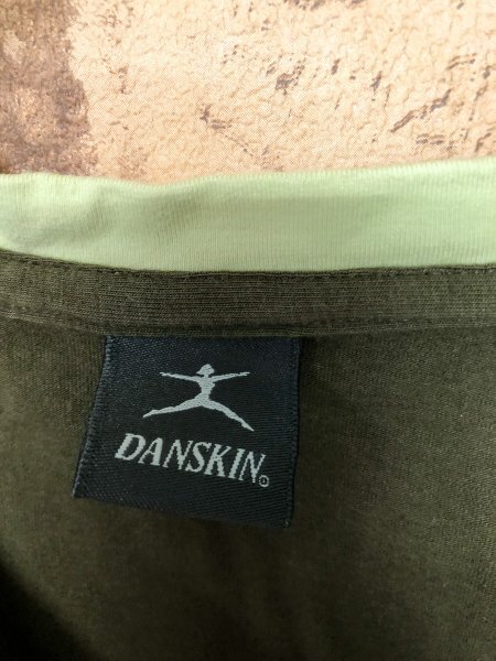 DANSKIN ダンスキン レディース ロゴプリント Vネック 半袖Tシャツ M カーキ ポリエステル綿_画像2