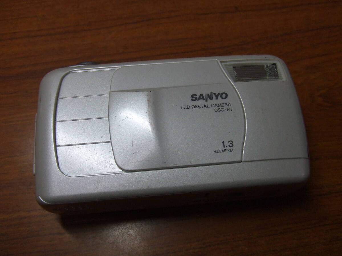 i404 SANYO/サンヨー　DSC-R1 デジタルカメラ デジカメ 乾電池駆動 中古　本体_画像1