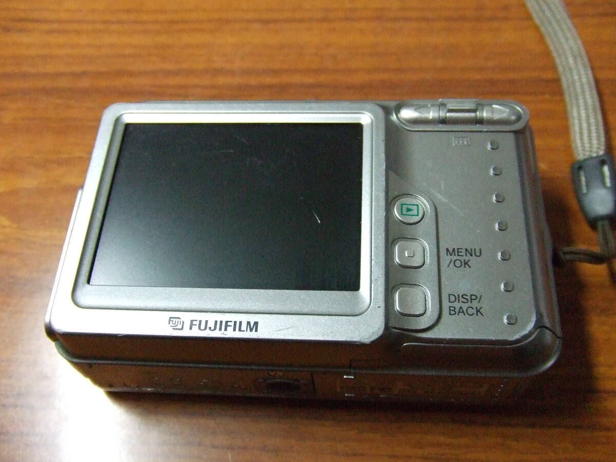 i409 FUJIFILM FinePix A600 富士フイルム デジカメ　デジタルカメラ 単三電池駆動 中古 本体_画像8
