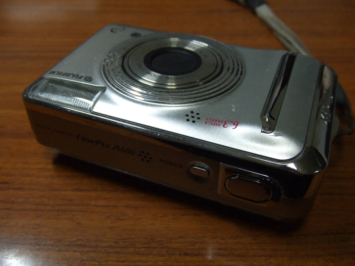 i409 FUJIFILM FinePix A600 富士フイルム デジカメ　デジタルカメラ 単三電池駆動 中古 本体_画像7