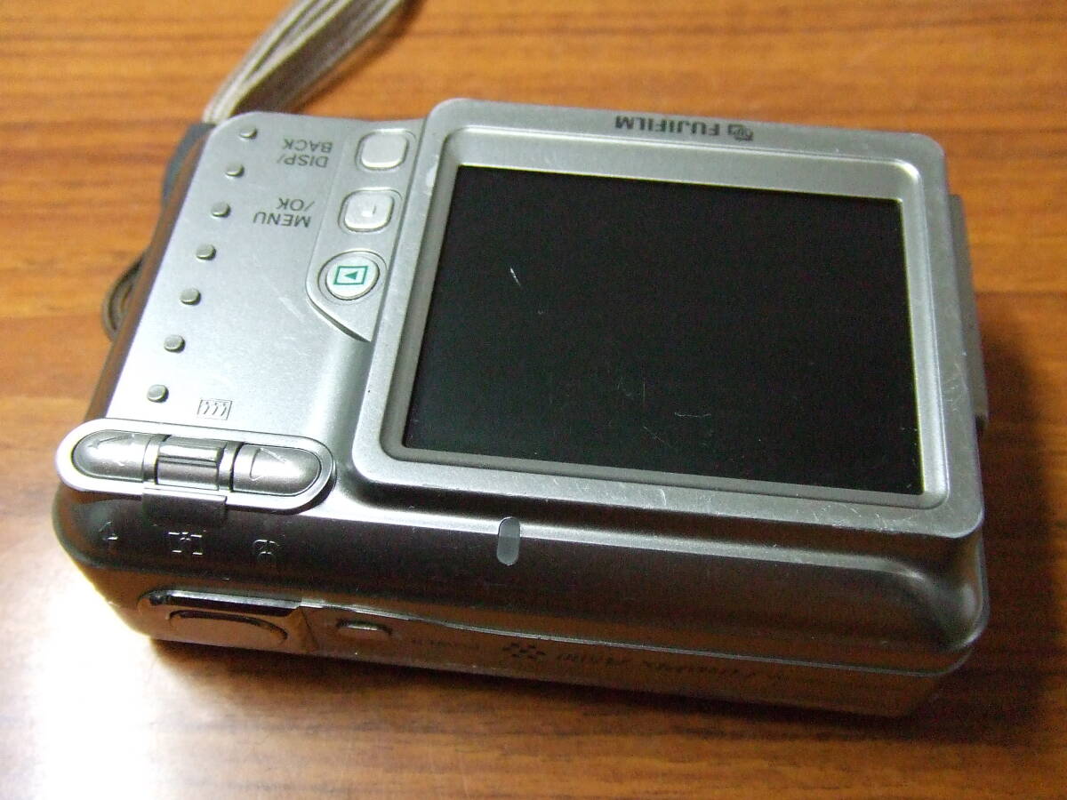 i409 FUJIFILM FinePix A600 富士フイルム デジカメ デジタルカメラ 単三電池駆動 中古 本体の画像9