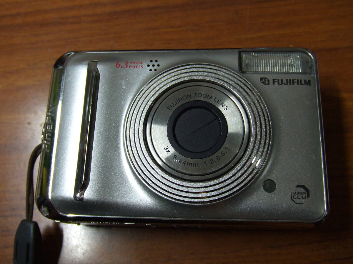 i409 FUJIFILM FinePix A600 富士フイルム デジカメ　デジタルカメラ 単三電池駆動 中古 本体_画像6