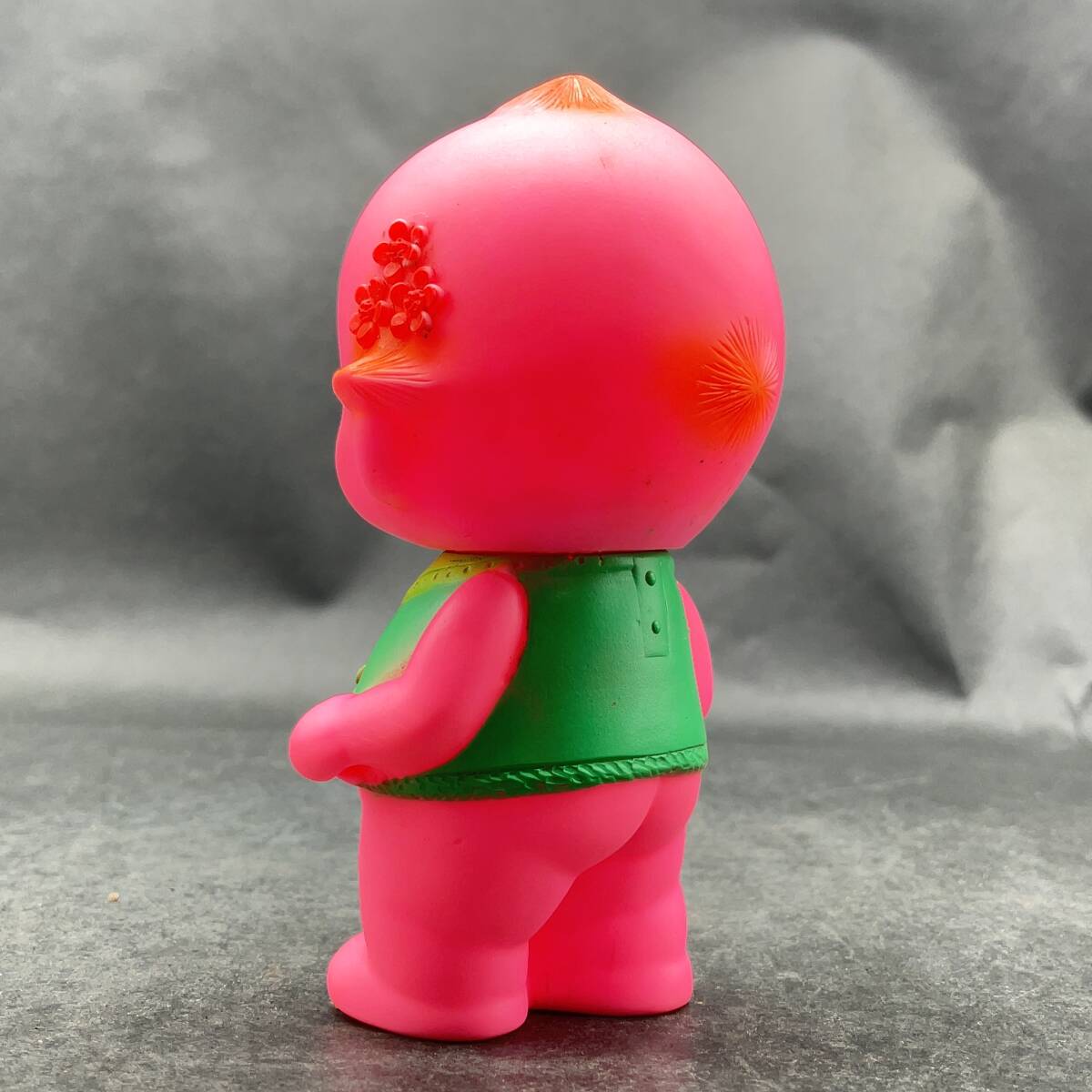 c-78453 昭和レトロ MS ソフビ 人形 キューピーちゃん 全身ピンク 緑の服 笛付き やや汚れあり 現状品 希少品 レア物 時代物の画像6