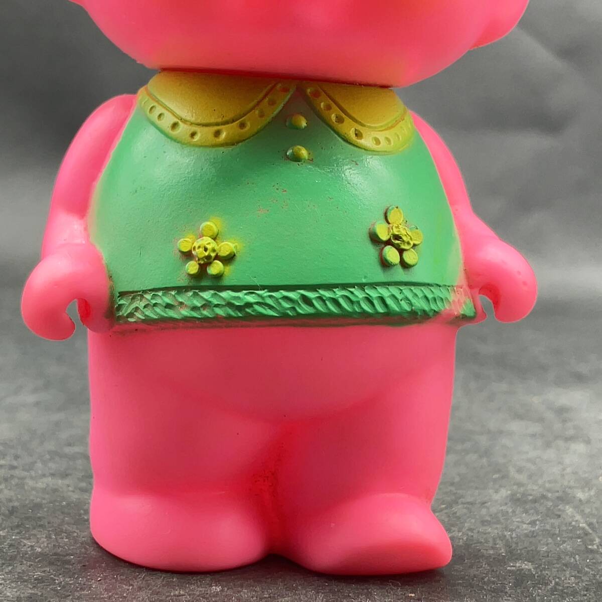 c-78453 昭和レトロ MS ソフビ 人形 キューピーちゃん 全身ピンク 緑の服 笛付き やや汚れあり 現状品 希少品 レア物 時代物の画像8